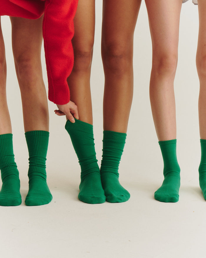 Quatre personnes portant des chaussettes vertes côtelées Archiduchesse