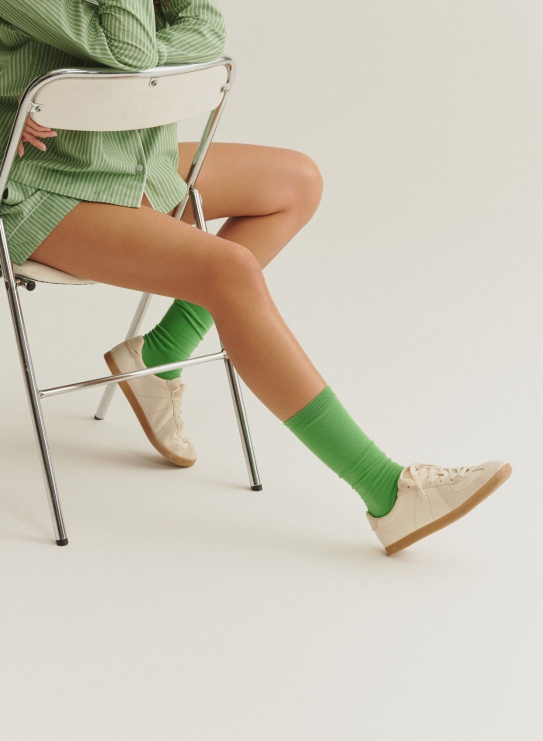 Chaussettes mi-mollet vertes Archiduchesse portées avec des baskets
