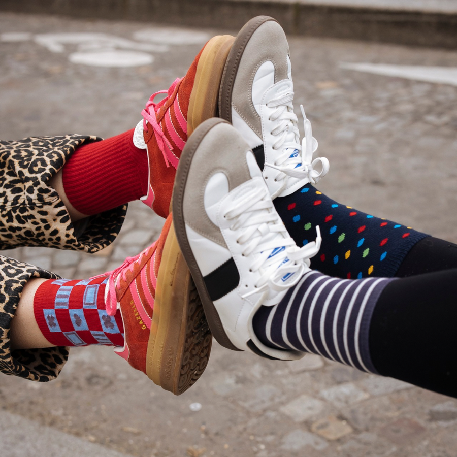 Les chaussettes dépareillées : tendance ou faux pas ?