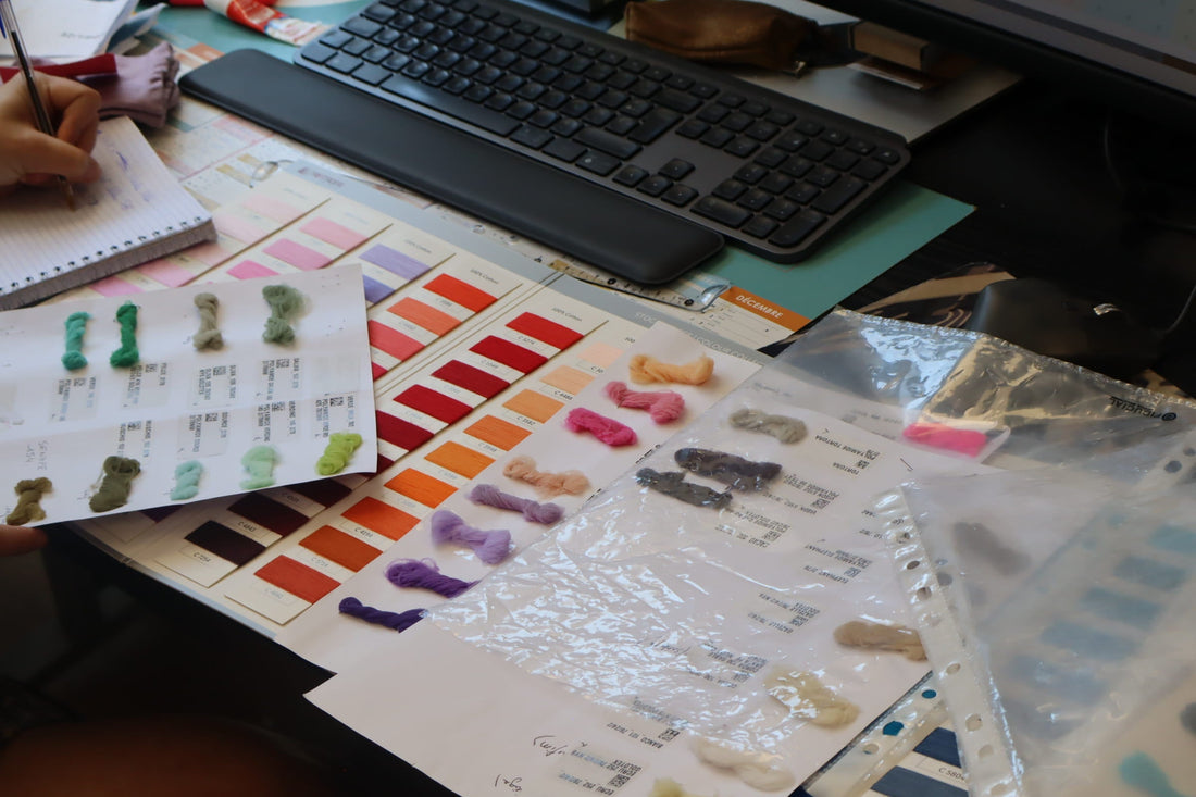 Nuanciers de fils et échantillons de couleurs sur une table de création de chaussettes